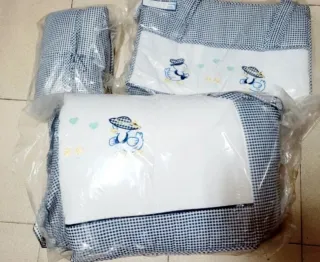 Juego de cuna con patitos bordados