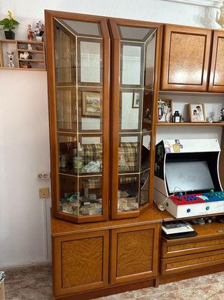 Armario de madera y cristal