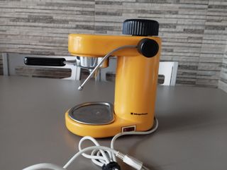 Cafetera con calentador de leche