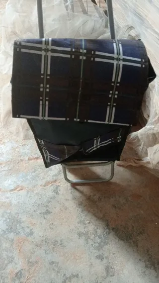 Carro de compras con diseño a cuadros