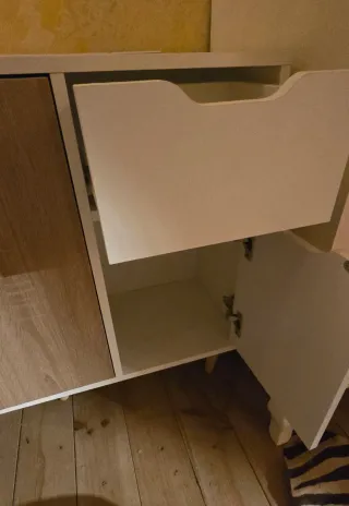 Mueble aparador beige y madera.