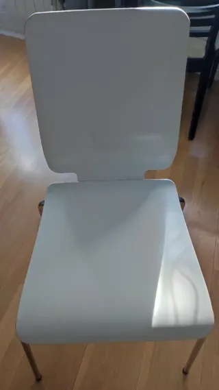 Silla de cocina moderna blanca y plateada.