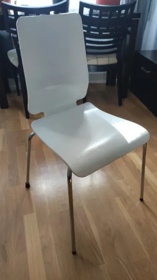 Silla de cocina moderna blanca y plateada.