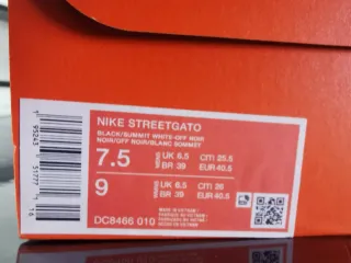 Zapatillas Nike Streetgato Negras y Plateadas