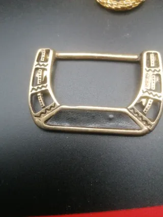 Fibbie e accessori metallici dorati