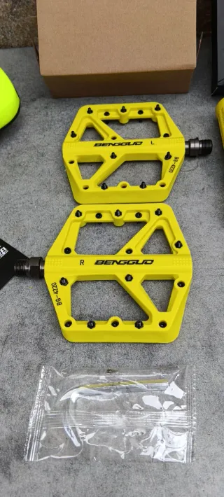 JUEGO DE SILLIN DE GEL, PUÑOS Y PEDALES AMARILLOS