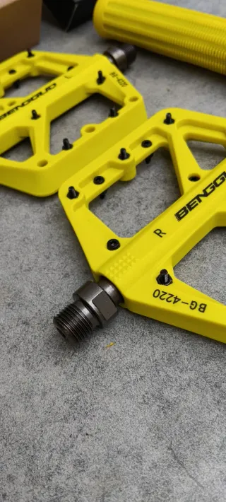 JUEGO DE SILLIN DE GEL, PUÑOS Y PEDALES AMARILLOS