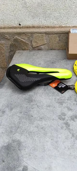 JUEGO DE SILLIN DE GEL, PUÑOS Y PEDALES AMARILLOS