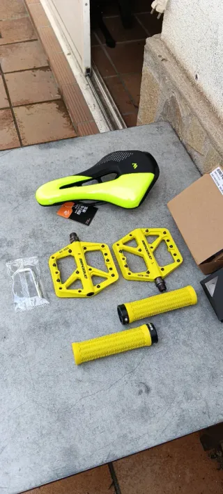 JUEGO DE SILLIN DE GEL, PUÑOS Y PEDALES AMARILLOS