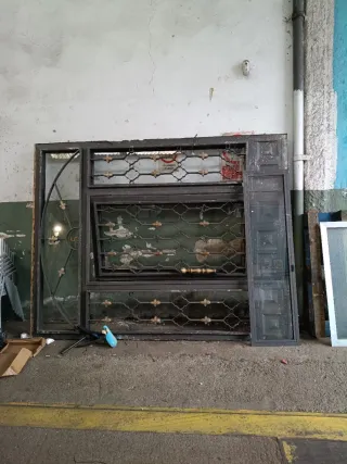 Portón metálico con puerta central