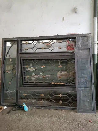 Portón metálico con puerta central