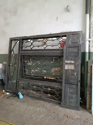 Portón metálico con puerta central