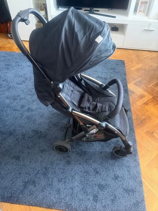 Carrito de bebé negro