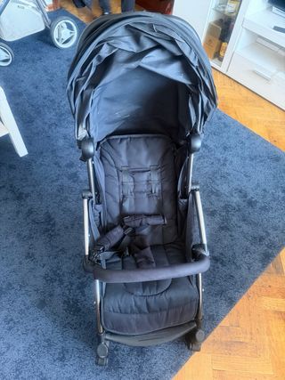 Carrito de bebé negro