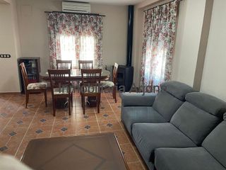 Casa adosada en alquiler en Lucena