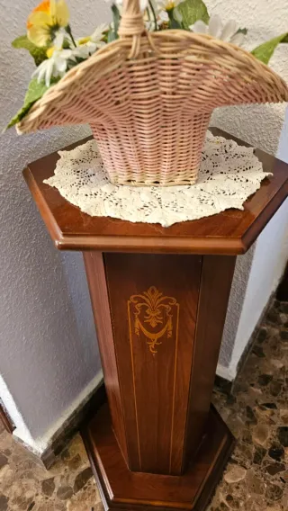 Columna decorativa de madera