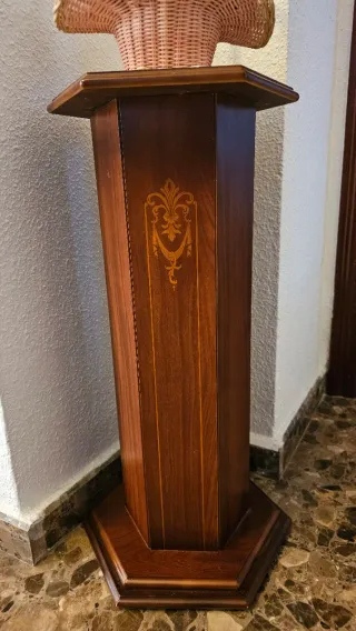 Columna decorativa de madera