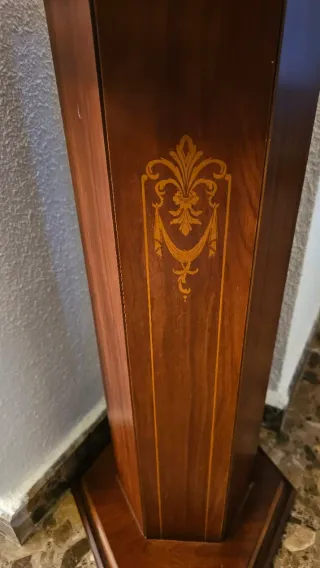 Columna decorativa de madera