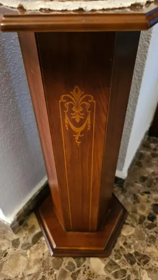 Columna decorativa de madera