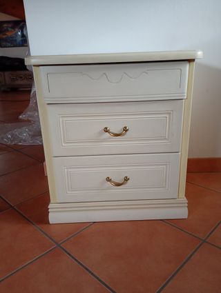 Comodino 3 cassetti beige