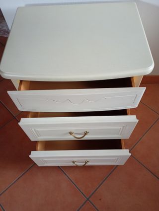 Comodino 3 cassetti beige
