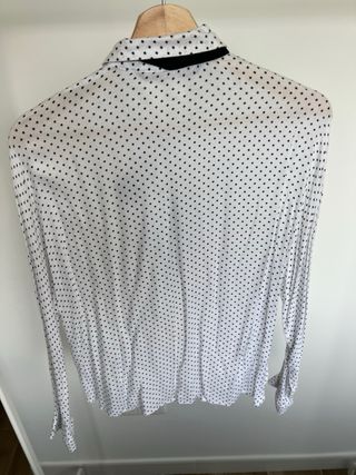 Camisa de lunares con lazada negra