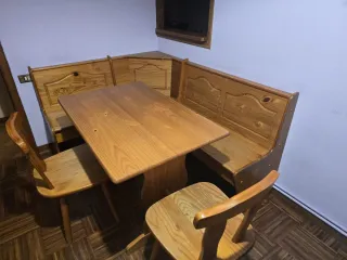 Mesa con banco y sillas rinconera