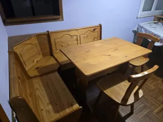 Mesa con banco y sillas rinconera