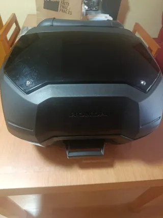 Baúl trasero moto negro