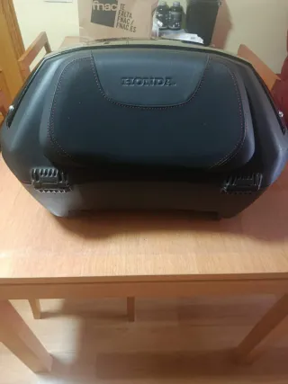 Baúl trasero moto negro