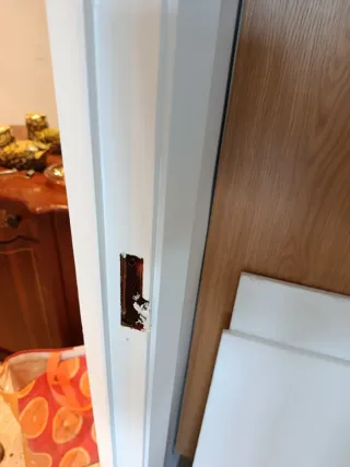 Puerta blanca con cristal