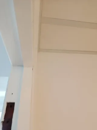 Puerta blanca con cristal