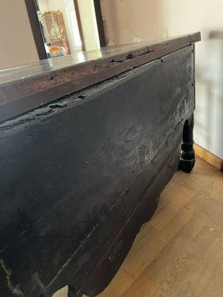 Mueble antiguo de madera tallada