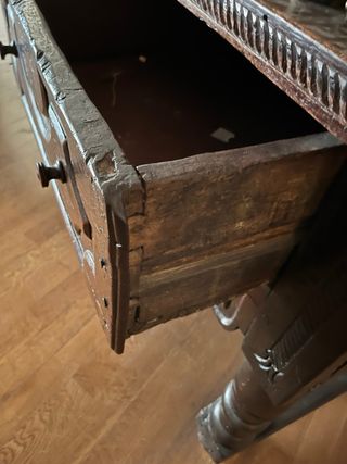 Mueble antiguo de madera tallada