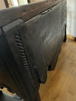 Mueble antiguo de madera tallada