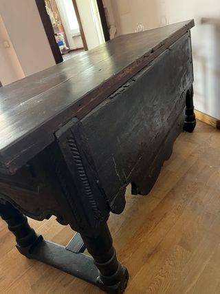 Mueble antiguo de madera tallada