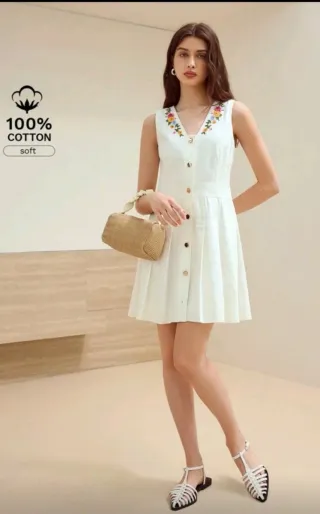 Vestido blanco plisado bordado floral