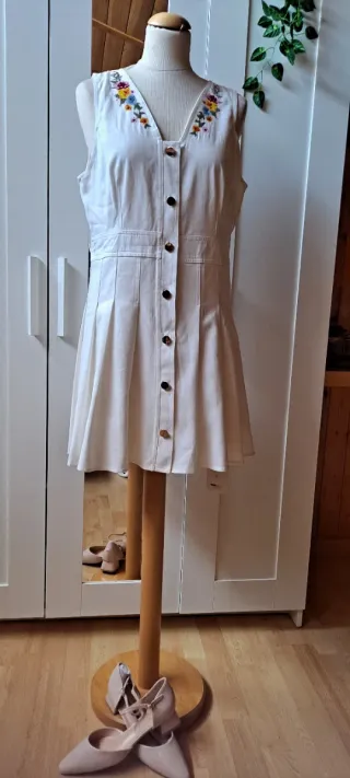 Vestido blanco plisado bordado floral