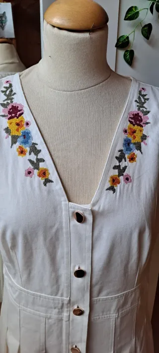 Vestido blanco plisado bordado floral