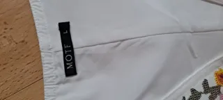 Vestido blanco plisado bordado floral