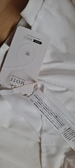 Vestido blanco plisado bordado floral