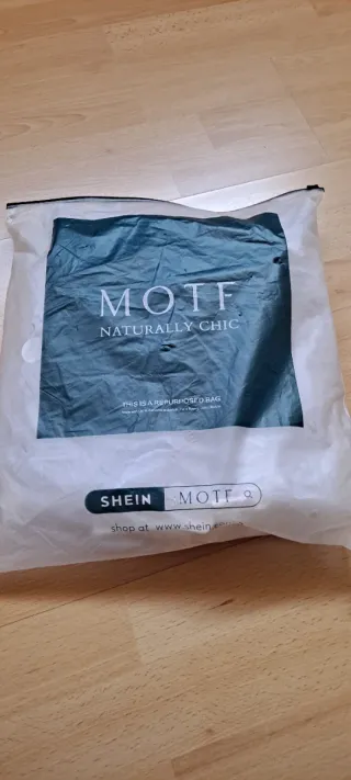 Vestido blanco plisado bordado floral