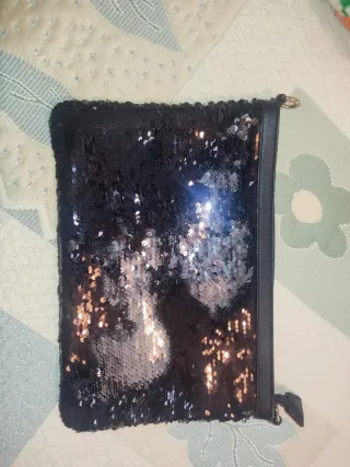 Bolso de lentejuelas negro y plateado