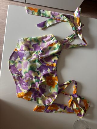 Bolso de flores lleno de ropa
