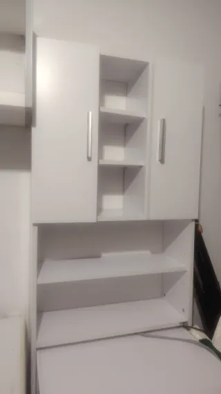 Estantería blanca sobre lavadora