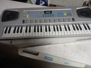 Teclado musical plateado