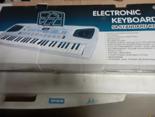 Teclado musical plateado