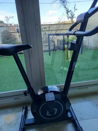 Bicicleta estática negra. Apenas a sido usada