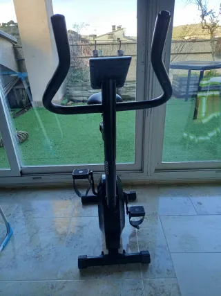 Bicicleta estática negra. Apenas a sido usada