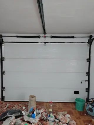 Puerta basculante aluminio blanco casi nueva